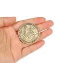 Dobbeltsidet metalmønt 4 x 4 x 0,3 cm med ja- og nej-inskriptioner på hver side. Erindringsmønt, der hjælper med beslutningstagning. Ja- og nej-samlermønt i metal. 3