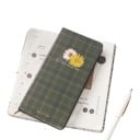 Donkergroen geruit notitieboek 187 x 94 mm met een witte en gele bloem op de omslag met 53 wekelijkse dubbele pagina's voor aantekeningen 2