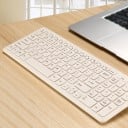 Drahtlose Tastatur mit Ziffernblock USB-Empfänger 2,4 GHz Englisches QWERTY-Layout Stromversorgung 2x AAA Abmessungen 37 x 12,6 x 2,5 cm 1