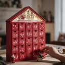 Dřevěný adventní kalendář s osvětlením Domeček se Santou a soby 24 šuplíků Na 2 baterie AA Vánoční dekorace Na dárky pro děti 3
