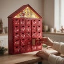 Drevený adventný kalendár s osvetlením Domček so Santom a sobmi 24 šuplíkov Na 2 batérie AA Vianočná dekorácia Na dary pre deti 5