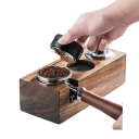 Dřevěný stojan na příslušenství ke kávovaru 53 mm organizér na portafilter a pěchovadlo pracovní stanice barista 1