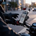 Držák telefónu na bicykel s automatickým zámkom Otočný 360° Pre telefóny 4,7–7 palcov Řídítka 18–30 mm Plast a silikón Čierny a červený 6