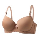 Due set di biancheria intima femminile in beige e menta, ciascuno con reggiseno push up e slip decorati con un piccolo fiocchetto 6