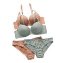 Due set di biancheria intima femminile in beige e menta, ciascuno con reggiseno push up e slip decorati con un piccolo fiocchetto 1