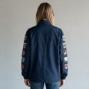 Dunkelblaue Rennjacke mit Aufnähern an den Ärmeln und rot-weißem Streifen vorne mit Stehkragen und elastischen Bündchen unisex 4