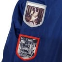 Dunkelblaue Rennjacke mit Aufnähern an den Ärmeln und rot-weißem Streifen vorne mit Stehkragen und elastischen Bündchen unisex 10