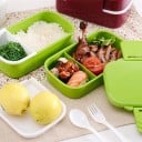 Dwu piętrowy plastikowy bento box na jedzenie z przegrodami Łyżka i widelec w zestawie Pojemność 1400 ml Zamykanie na zapięcie 20 x 13 x 10 5