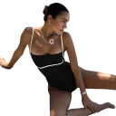 Einteiliger Damen-Badeanzug mit dünnen Trägern und kontrastierender Einfassung. Elegant geschnittener brasilianischer Rücken. Sommerlicher Style für Strand und Pool. 3