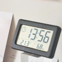 Ελαφρύς και λεπτός ψηφιακός θερμόμετρος και υγρόμετρος με ρολόι 9,6 x 1 x 5,8 εκ. Μεγάλη οθόνη LCD Χρήση σε τραπέζι ή τοίχο Μαύρο ή λευκό 4