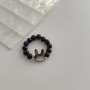 Elastischer Perlenring mit Hasenmotiv, schwarze oder weiße Variante, kleine goldfarbene Details, zarter verspielter Schmuck 3