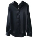 Elegant damblus av fin satin med långa ärmar. Lös skjorta med krage. Snygg topp med knappar för både arbete och kväll. 1