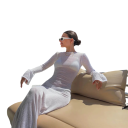 Elegant lang transparent damekjole med halsudskæring på ryggen og lange ærmer. Tætsiddende snit. Stilfuld sommerkjole til aftenen. 2