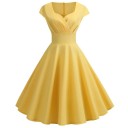 Elegant vintageklänning med djup halsringning och korta ärmar. Upphöjd midja. Rund halsringning. Delikat veck. Snygg retro damklänning. 3