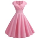Elegant vintageklänning med djup halsringning och korta ärmar. Upphöjd midja. Rund halsringning. Delikat veck. Snygg retro damklänning. 2
