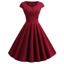 Elegant vintageklänning med djup halsringning och korta ärmar. Upphöjd midja. Rund halsringning. Delikat veck. Snygg retro damklänning. 4