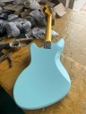 Elektrische Gitaar Muskrat Offset Retro Vorm 6 Snaren 22 Fretten Linde Body Palissander Toets HSS Microfoons Chroom Hardware Muntkleur 3