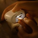 Elektryczny automatyczny obcinacz do paznokci 6,4 x 6,4 x 3,2 cm USB-C Start dotykowy Ochrona przed podczerwienią Światło LED Słabe wibracje Dla dzieci i dorosłych 3
