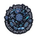 Emaillierter Pin Bakterien medizinische Brosche 2,9 × 3 cm metallisches Abzeichen schwarz-blau Zubehör für Rucksack Jacke Kleidung wissenschaftliches 1