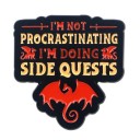 Emalje broche med teksten I’m not procrastinating ca. 3,4 x 3,5 cm sort-rød pin badge tilbehør til tøj rygsæk gave 1