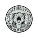 Emaljeret badge sovende kat 2,8 × 2,8 cm metal broche sort-hvid rund motiv Always Sleepy Club tilbehør til rygsæk revers 1