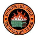 Emaljeret pin brændende container 3 × 3 cm metalbroche orange-sort tegneserie motiv Dumpster Fire tilbehør til rygsæk klap 1