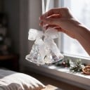 Enfeite de Natal para árvore Dois sinos com laço Padrão em relevo Transparente com brilho perolado Com fita Decoração suspensa para o Natal 6