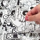 Ensemble de 100 autocollants en noir et blanc en PVC pour décorer vos objets Motifs de voitures et de musique Inscriptions en anglais Découpés 4