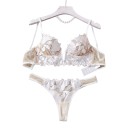 Ensemble de lingerie femme avec soutien-gorge à décolleté en V entre les bonnets et broderies florales et string avec broderie florale et côtés en résille 9