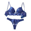 Ensemble de lingerie femme avec soutien-gorge à décolleté en V entre les bonnets et broderies florales et string avec broderie florale et côtés en résille 7