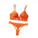 Ensemble de lingerie femme avec soutien-gorge à décolleté en V entre les bonnets et broderies florales et string avec broderie florale et côtés en résille 1