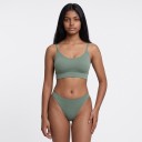 Ensemble de lingerie femme avec soutien-gorge à encolure ronde et fines bretelles avec large bande sous la poitrine et culottes brésiliennes à taille haute 3