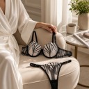 Ensemble de lingerie transparente noire avec soutien-gorge à armatures et broderie en forme d'éventail et string avec bretelles réglables sur les côtés 2