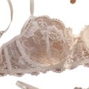 Ensemble en dentelle blanche de lingerie avec soutien-gorge à armatures et un nœud entre les bonnets et un string avec des bretelles réglables sur les côtés 4