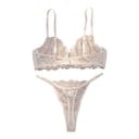 Ensemble en dentelle blanche de lingerie avec soutien-gorge à armatures et un nœud entre les bonnets et un string avec des bretelles réglables sur les côtés 3
