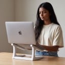 Ergonominen kannettava tietokoneen teline 23 x 23,8 x 11,7 cm valkoinen kevyt ja kannettava näytön nostamiseen luonnollisempaan korkeuteen 8