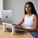 Ergonomische laptopstandaard 23 x 23,8 x 11,7 cm wit licht en draagbaar voor het verhogen van het scherm naar een natuurlijkere hoogte en verlichting 6