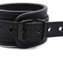 Esposas de cuero negro con cierre de correa, tamaño ajustable, detalles metálicos para juegos de bondage, embalaje discreto. 3