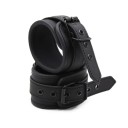 Esposas de cuero negro con cierre de correa, tamaño ajustable, detalles metálicos para juegos de bondage, embalaje discreto. 4