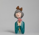 Estátua decorativa menina com rosa 3