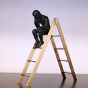 Estatuilla decorativa sobre escalera 4