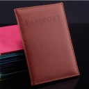 Estojo para passaporte em pele sintética com texto em relevo Passport. Capa protetora para passaporte com bordas cosidas. Dimensões 9,8 x 4