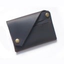 Estuche de viaje para documentos de cuero genuino Solapa inclinada con broches metálicos Dos bolsillos exteriores Tamaño compacto 10,5 x 7,5 3