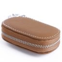 Étui à clés avec fermeture éclair tout autour et mousqueton en métal Forme arrondie Cuir PU grainé avec surpiqûres contrastées Dimensions 4