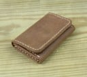 Étui de voyage pour documents et cartes en cuir véritable Rabat avec bouton-pression Surpiqûre marquée avec un fil épais Dimensions 3
