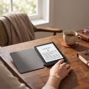Étui flip blanc 6 pouces pour Kindle 10ème génération 2019 avec illustration d'un renard blanc endormi dans des feuilles d'automne et avec une sangle 2