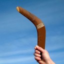 Fából készült bumeráng dobásra színes állati mintákkal és ornamentumokkal. Méretek: 33 x 14 cm. Kültéri játékokhoz a parkban vagy a réten. 5