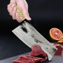 Faca de chef chinesa para cortar carne e peixe Lâmina larga em aço carbono com aspeto forjado Pega em madeira com padrão Espessura da lâmina 4 mm 4