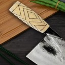 Faca de chef chinesa para cortar carne e peixe Lâmina larga em aço carbono com aspeto forjado Pega em madeira com padrão Espessura da lâmina 4 mm 6