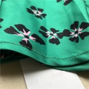 Falda midi verde para mujer con estampado floral Tejido de satén brillante Corte fluido y acampanado Seda artificial con nylon y spandex 4
